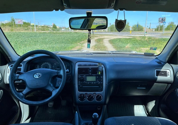 Toyota Avensis cena 7000 przebieg: 252000, rok produkcji 2001 z Bielawa małe 529